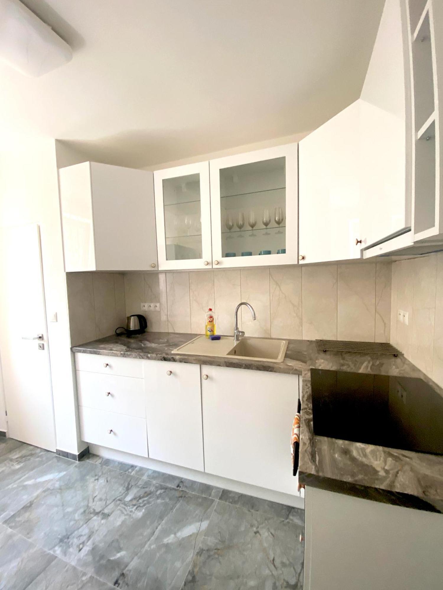 New Colorful Apartment With Big Balcony ブラチスラヴァ エクステリア 写真