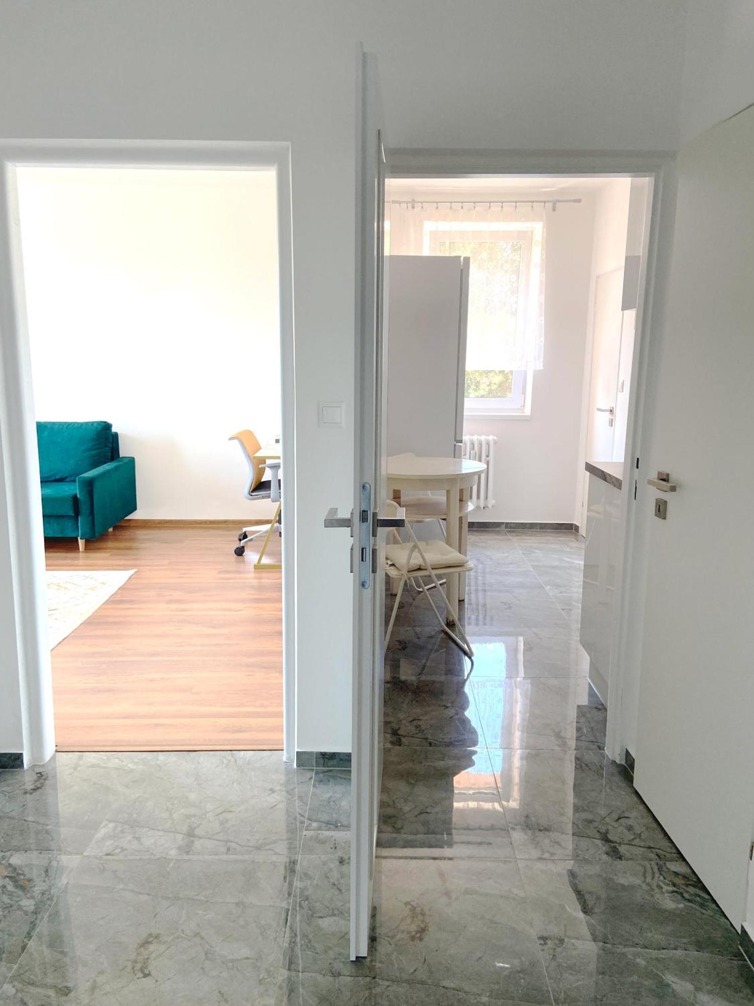 New Colorful Apartment With Big Balcony ブラチスラヴァ エクステリア 写真